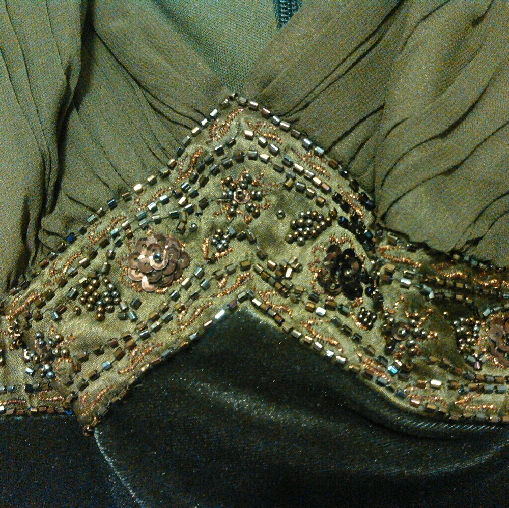 Formal dress - Picture 3 of 4